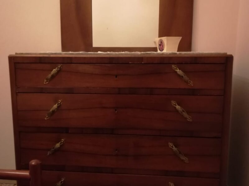 Mobili in legno in buono stato
